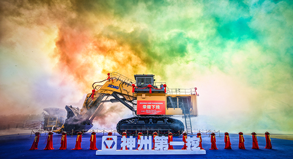 “神州第一挖”徐工700噸級液壓挖掘機(jī)下線，標(biāo)志著中國成為世界上繼德國、日本、美國后，第4個(gè)具備700噸級以上液壓挖掘機(jī)研發(fā)制造能力的國家