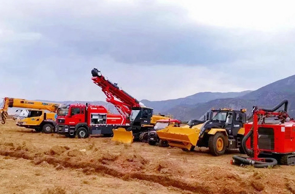 徐工參與空地聯(lián)合營救滅火、“孤島”救援、堰塞湖險情處置等實戰(zhàn)演練。