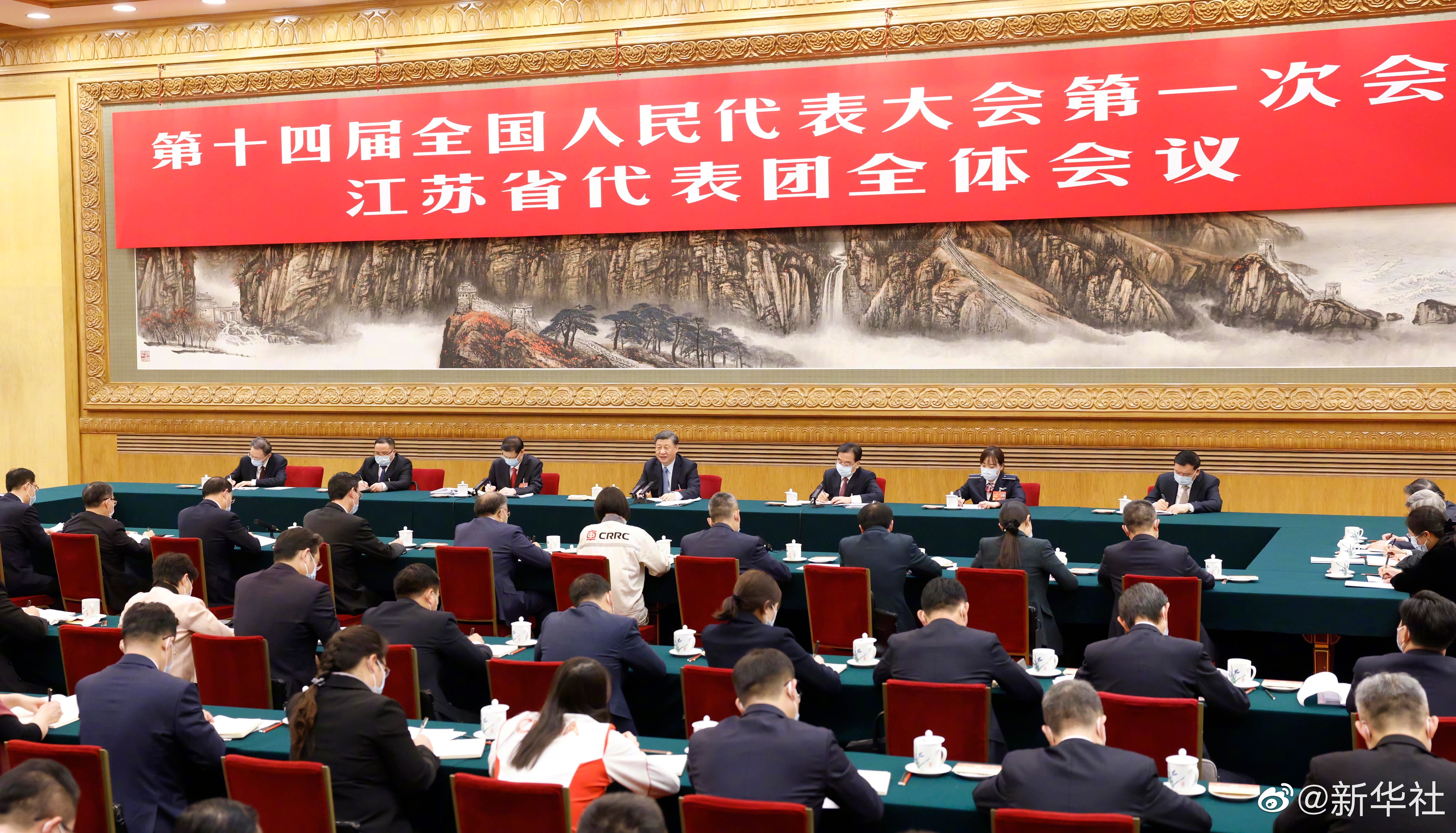 習(xí)近平總書記參加江蘇代表團(tuán)審議，現(xiàn)場聽取徐工集團(tuán)匯報(bào)發(fā)言，對徐工五年發(fā)展給予充分肯定和殷切期望