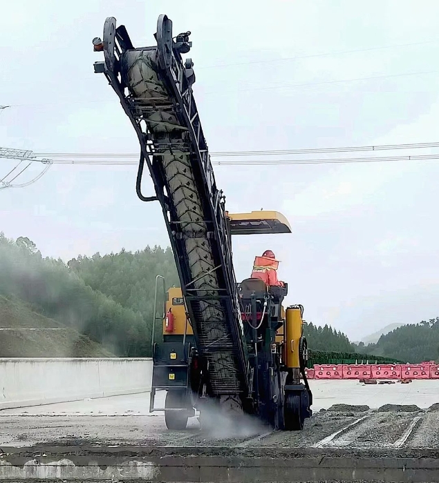 靠譜！徐工銑刨機(jī)化身“護(hù)路使者”助力巴平高速建設(shè)！