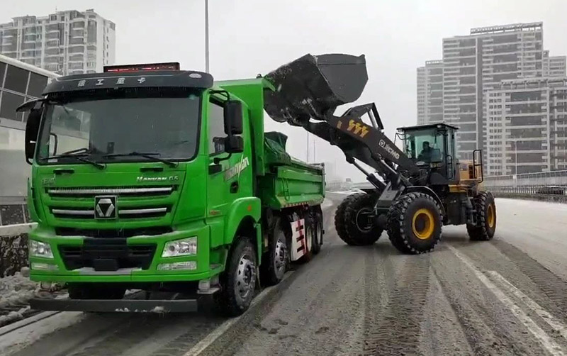 除雪保暢通，徐工汽車在行動