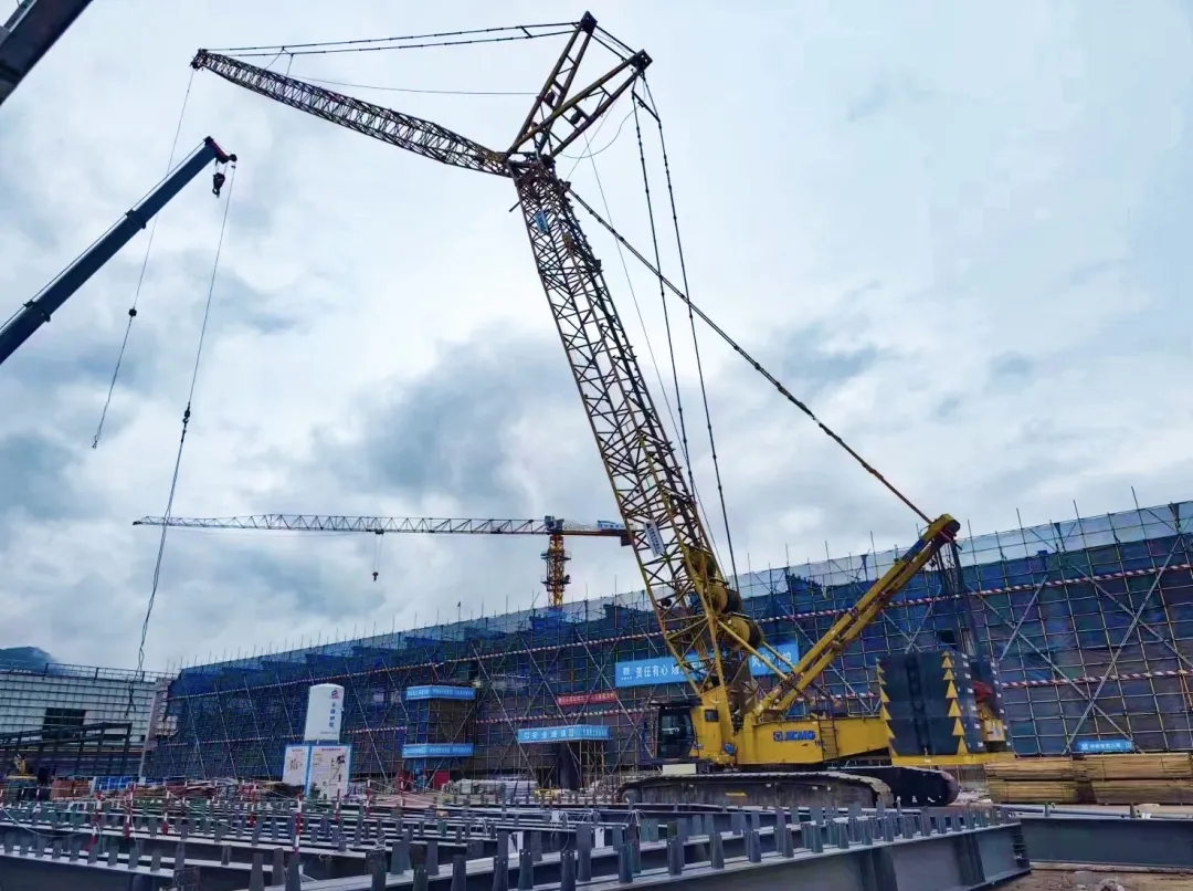 “鋼”鐵的意志！徐工XGC320履帶起重機參建大跨度鋼結構工業(yè)廠房