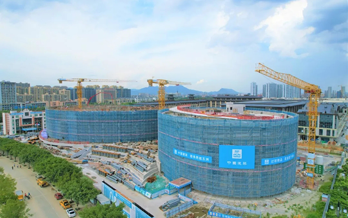 逐浪揚帆，徐工塔機吊起蒼南大劇院“鋼鐵脊梁”