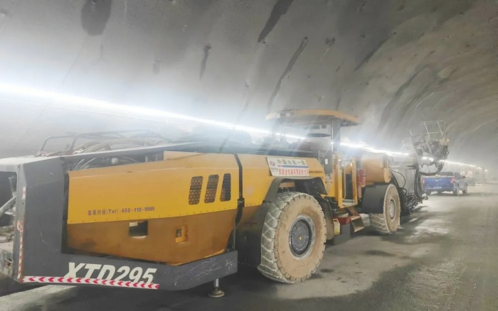 高壓高海拔！徐工鑿巖臺(tái)車挑戰(zhàn)高難度鐵路隧道