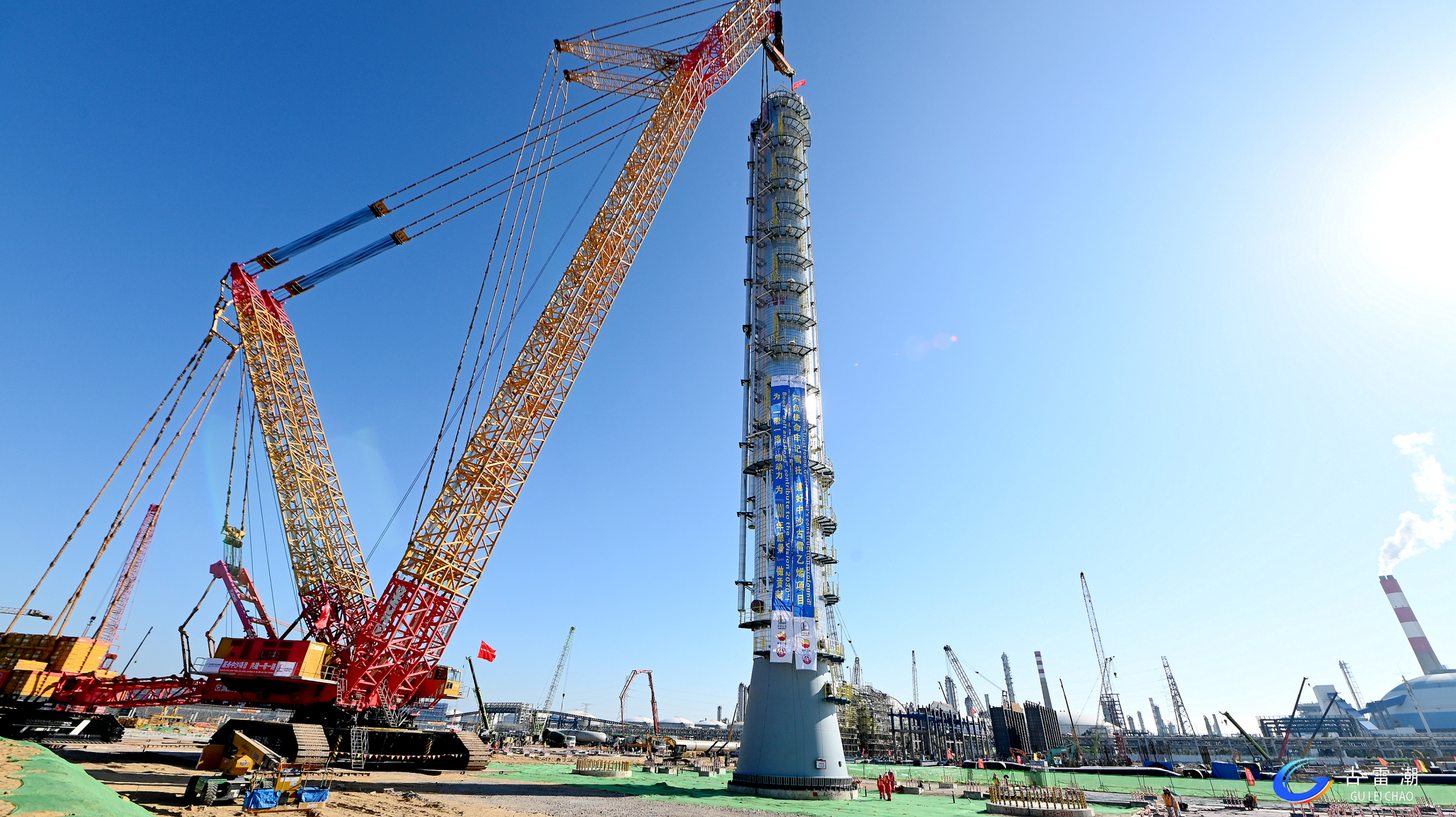 吊重1150噸！XGC88000助力大型石化項目首臺千噸級設(shè)備精準(zhǔn)就位