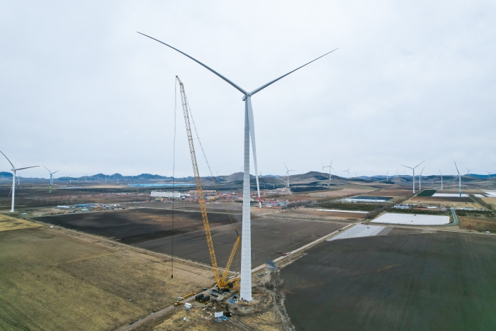 高空之巔，再鑄榮光！XLC18000M助力大型風(fēng)電場首臺185米風(fēng)機(jī)成功吊裝