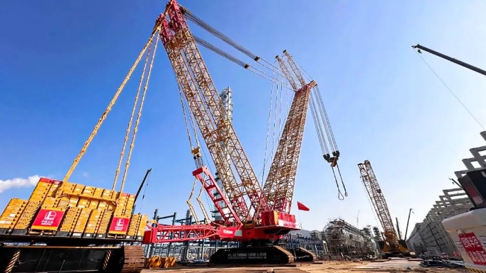 全球首臺問世的4000噸履帶式起重機(jī)，再創(chuàng)國內(nèi)吊裝新紀(jì)錄！