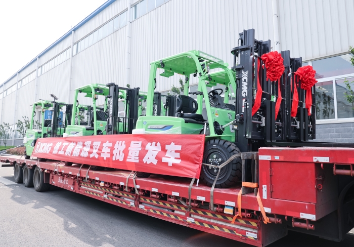 徐工鯤鵬系列電動平衡重叉車，再掀浦東貨運(yùn)站高效物流新篇