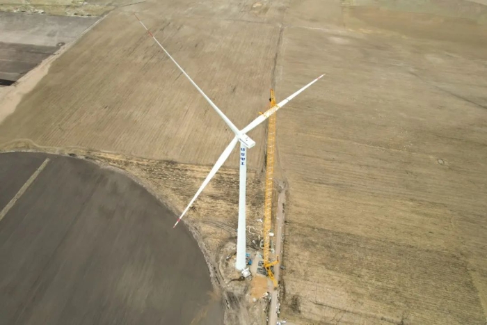 高空之巔，再鑄榮光！XLC18000M助力大型風(fēng)電場首臺185米風(fēng)機(jī)成功吊裝