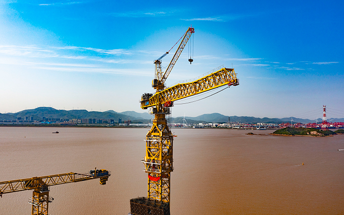 雙塔筑脊梁！徐工超大塔助建世界級(jí)大橋