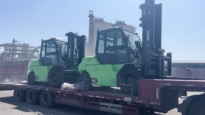 從室內(nèi)到室外，24小時(shí)不停歇！徐工孔雀叉車扎根新疆鋼材廠