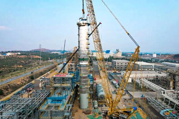 二十載老將再建功！徐工QUY450協(xié)助XGC12000輕松搞定百噸精餾塔